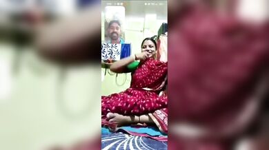Bhabhi wearing vermilion lifted her saree on videos