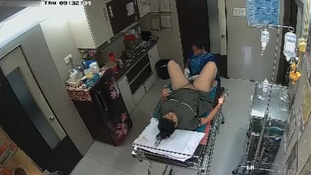 Indian Bhabhi In Clinic House-Keeper Shaving Her Pussy